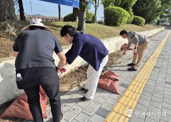 화성특례시가 제15회 뱃놀이 축제를 앞두고 21일 서신면 전곡리 일원에서 주민들과 함께하는 환경 정화 활동을 펼쳤다.
