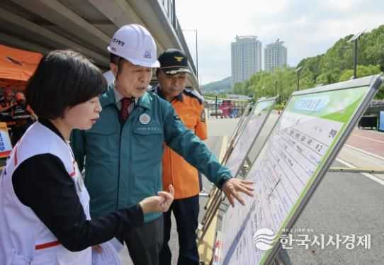 전성수 서초구청장(가운데)이 21일 서초구 양재천·여의천 합수부에서 실시한 2025년 재난대응 안전한국훈련에서 관계자들과 상황을 점검하고 있다.