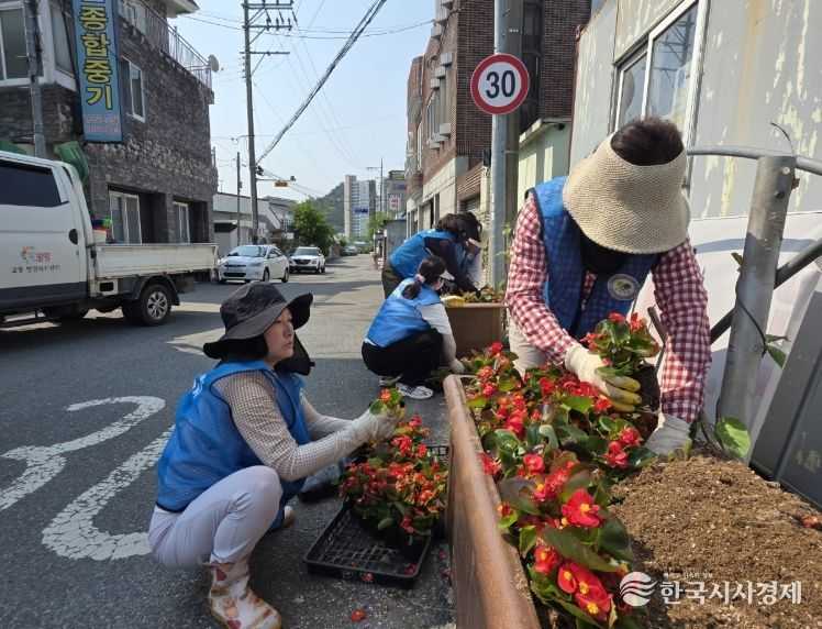 교동 자원봉사회와 함께 여름꽃 식재를 통한 거리 미관 개선