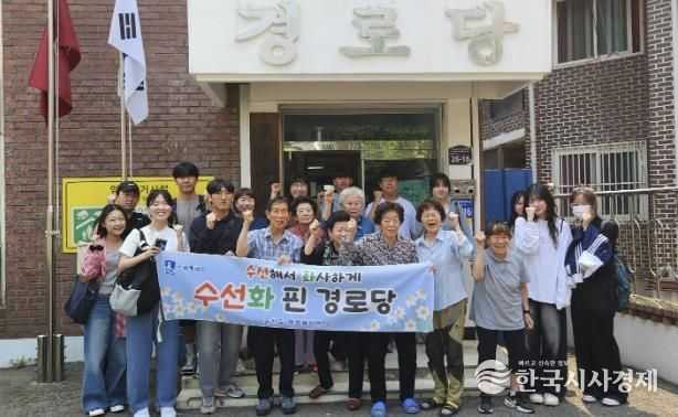 봉사 후 어르신들과 함께 기념촬영 중인 대학생 봉사단 모습.