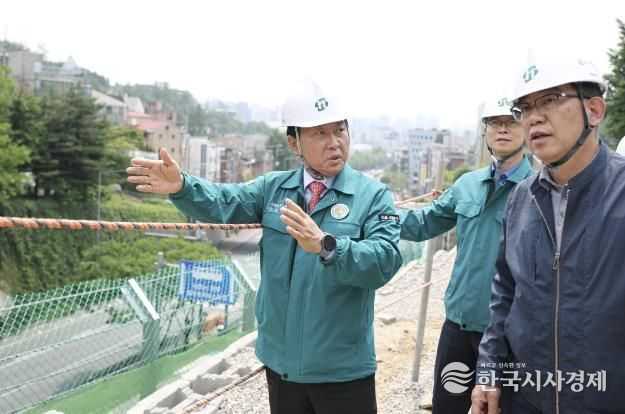 이성헌 서대문구청장(왼쪽)이 28일 오후 관내 금화터널 인근 도로개설공사 현장을 찾아 여름철 집중호우에 대비한 안전 점검을 실시하고 있다.