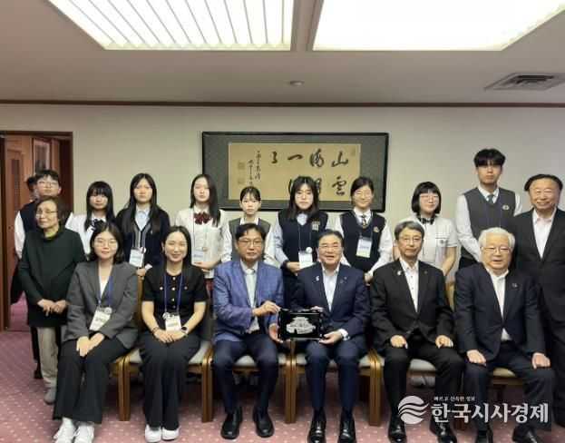 수원시 대표단이 후쿠이 사이교 시게루 시장에게 기념품을 전달하고 단체 사진을 촬영