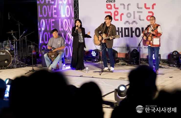 ‘실버마이크 충청권’공연, 증평 보강천에서 울려 퍼지다.