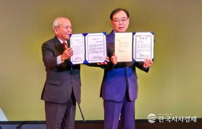 창녕문화원과 사쓰마센다이시 문화협회가 감사장을 교환하고 있다