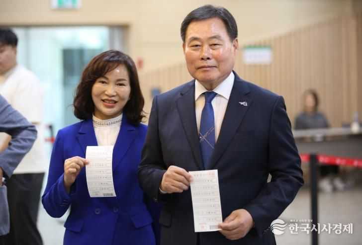 김산 군수와 장예운 여사가 승달문화예술회관에서 사전투표를 하고 있다