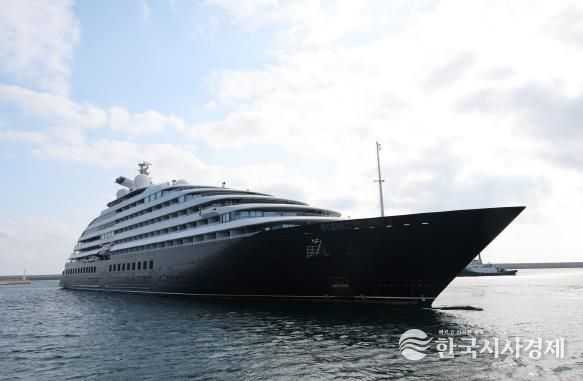 30일 포항 영일만항으로 입항하고 있는 씨닉 이클립스Ⅱ.