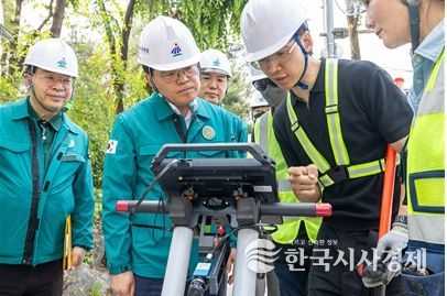 진교훈 서울 강서구청장(왼쪽 두 번째)이 30일(금) 가양아파트 일대에서 진행 중인 ‘도로하부 공동조사’ 현장을 찾아 보도형 지표투과레이더(GPR)를 활용한 탐사 과정을 살펴보고 있다.