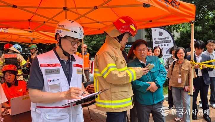 마포역에서 방화 피해 현장을 살피는 박강수 마포구청장