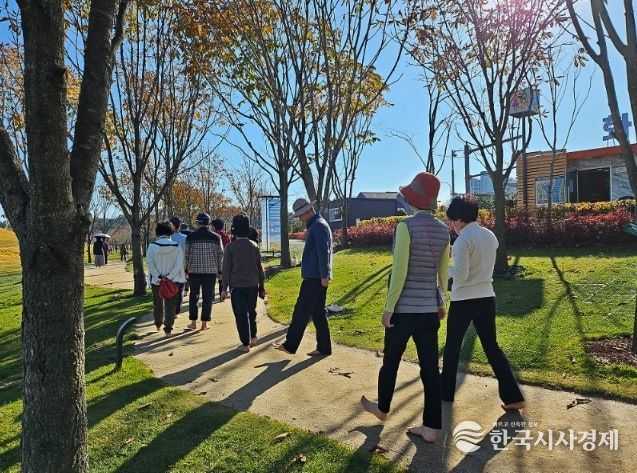 순천시, 2025 '오천그린광장 맨발걷기 교실' 참여자 모집