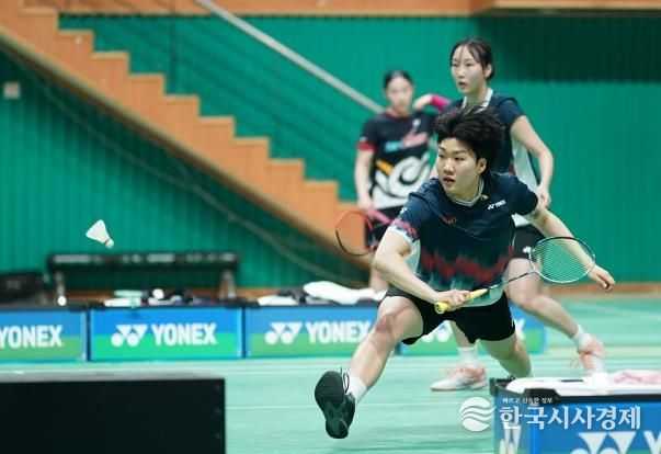 ‘2025 전국연맹종별 배드민턴선수권대회’에 출전한 구로구청 여자 배드민턴팀의 박지윤 선수(앞)와 전주이 선수(뒤)가 복식 경기에 임하고 있다.