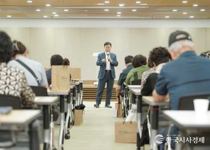 성남시 위탁가정 부모 100명 대상 보수교육 자리에서 인사말 중인 신상진 성남시장