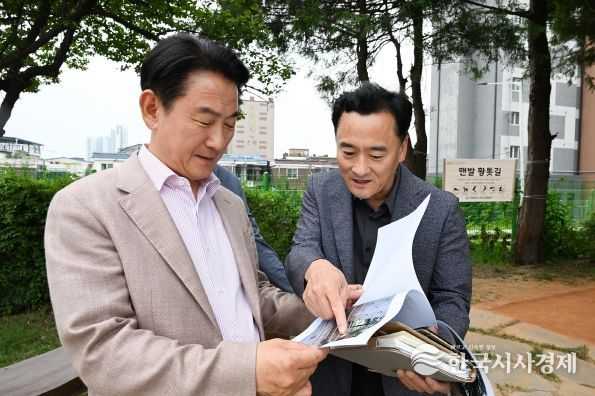 김동근 시장이 최근 신곡동 814-7 일원에 조성된 맨발 황톳길을 점검하고 있다.