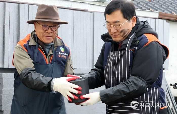 주낙영 경주시장(오른쪽)이 지난해 12월 5일 경주시 월성동에서 천년미래포럼 회원들과 함께 사랑나눔 연탄배달 봉사활동을 하고 있다.