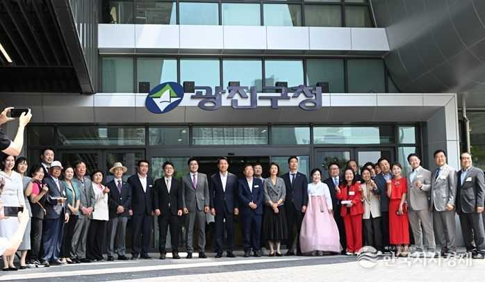 9일(월) 열린 ‘광진구 신청사 개청 기념식’에서 오세훈 서울시장이 제막식 후 참석자들과 기념사진을 촬영하고 있다.