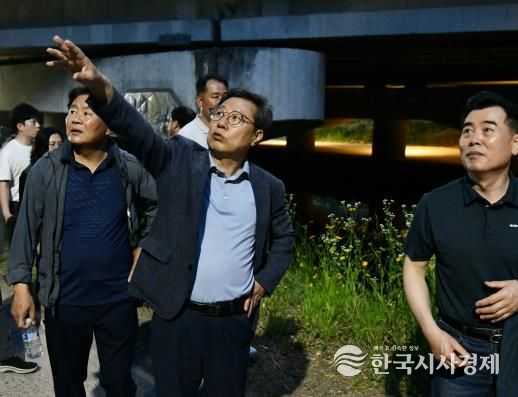 박사승 수원시 영통구청장, 원천리천 산책로 야간 조명 현장 점검
