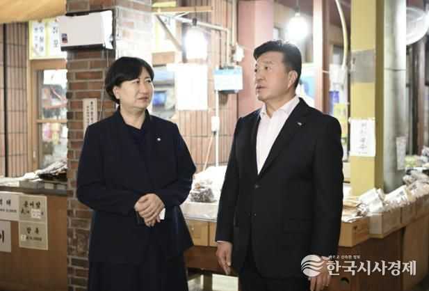 최재구 군수와 김곡미 충남콘텐츠진흥원장이 예산시장을 찾은 모습