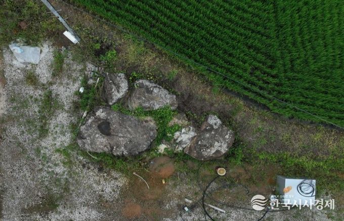 이동전 인비리 고인돌 전경(과거 경지정리과정에서 옮겨져 상석 5기가 붙어있음)