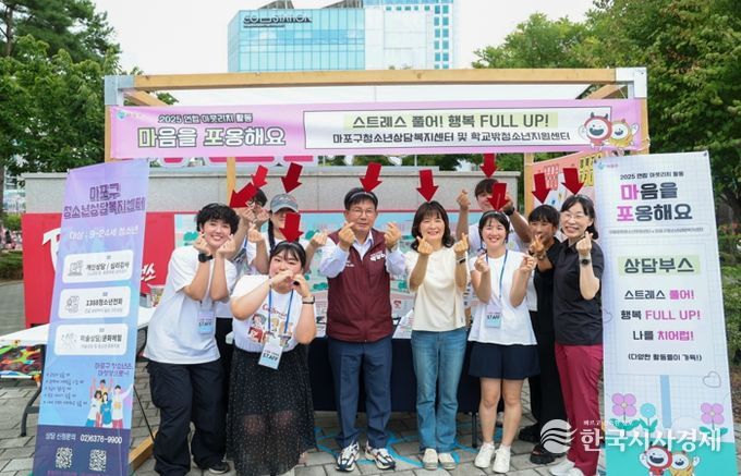 레드로드 발전소 일대에서 열린 아웃리치 활동에 참여한 박강수 마포구청장