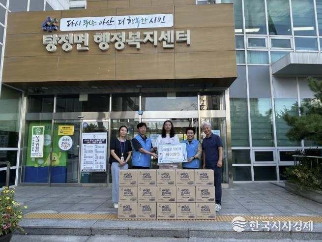 와이엔터의 초코스틱 과자 후원 전달식 모습