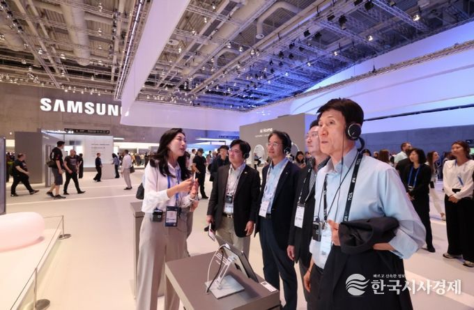 독일 베를린에서 열린 세계 최대 규모의 가전·디지털 전시회 IFA(Internationale Funk Ausstellung Berlin)를 참관하고 있다.