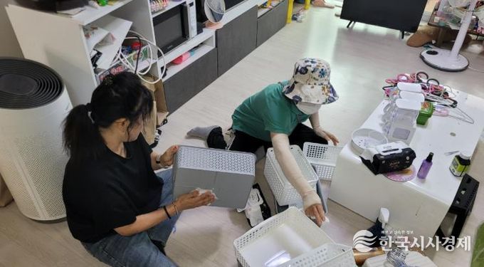 천안시 행복키움 재능나눔단이 8일 동남구 목천읍 한부모 가정을 대상으로 정리수납 재능나눔 봉사를 진행하고 있다.