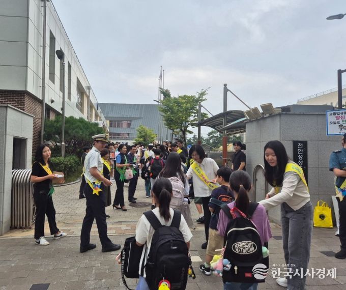 천안시는 지난 9일 천안성성초등학교 일원에서 ‘아이 먼저 교통 안전 캠페인’을 실시했다.