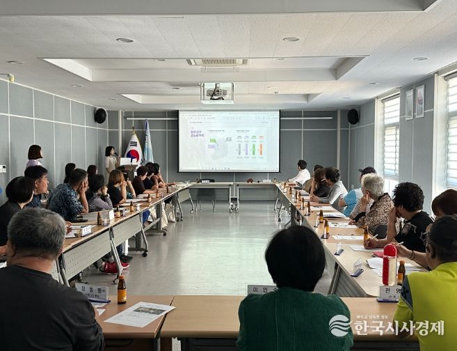 1. 10일 천안시 출산장려 홍보대사 김소정 씨가 천안시 성정2동 행정복지센터에서 인구교육을 하고 있다.