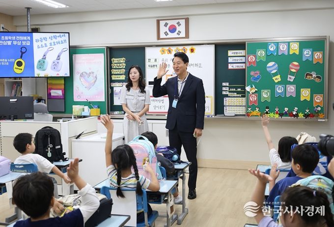 12일 광진구 양남초등학교를 찾은 오세훈 서울시장이 1학년 어린이들을 대상으로 초등안심벨 사용법을 설명하고 있다.