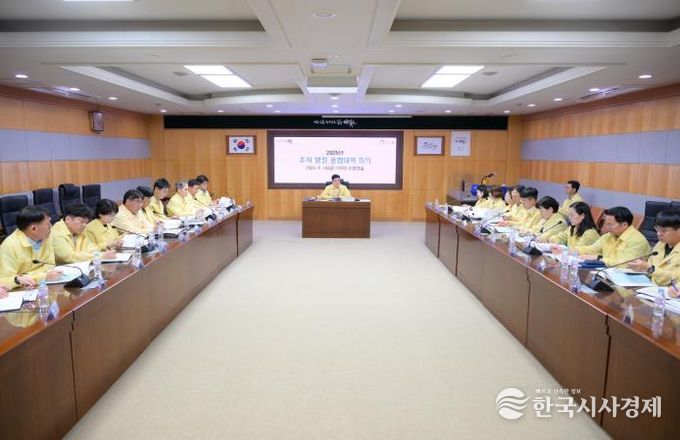 순천시는 19일 시청 회의실에서 '추석 연휴 종합대책 회의'를 열고 분야별 담당 부서장이 참석한 가운데 세부 대책을 점검했다