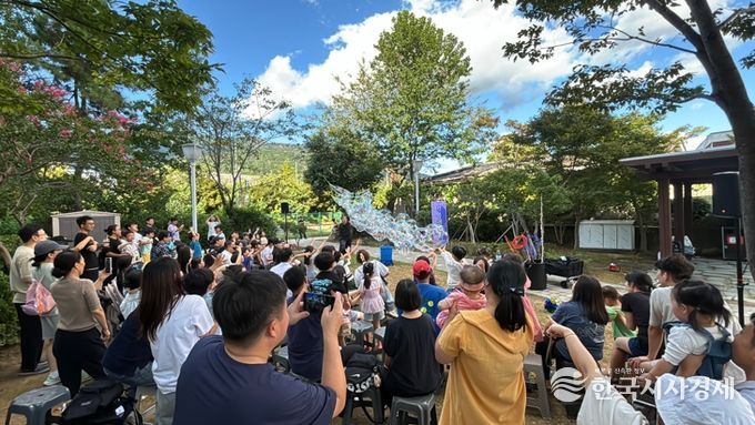 진해도서관 독서의 달‘가을빛 책소풍’야외행사 성료