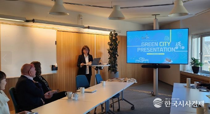 포항시는 지난 24일(현지 기준) 스웨덴 말뫼시 도시계획국 및 환경국을 방문해 이클레이(ICLEI·국제지방정부환경기구) 주관 민관협력 기반 기후·에너지 정책 교류회에 참가했다.