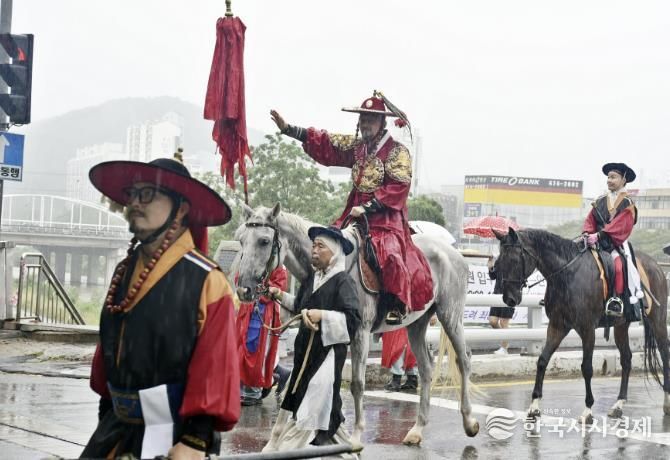 안양시는 28일 2025 정조대왕 능행차 공동재현 대장정을 성황리에 마쳤다