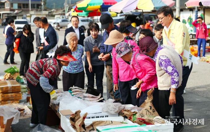 진병영 함양군수 추석 앞두고 안의전통시장서 소통의 시간 가져