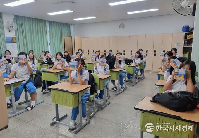 여학생들이 홍삼간식 받으며 좋아하고 있다