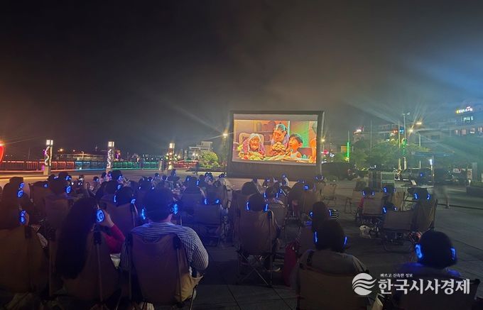 여수시는 지난 4일 소호동동다리 대광장에서 시민과 관광객 100여 명이 참여한 ‘동백 무비 나이트’ 5회차를 끝으로 올해 프로그램을 성황리에 마무리했다.