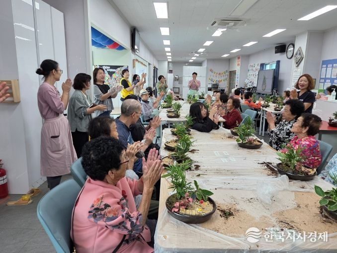 지난 9월 23일부터 10월 1일까지 관내 5개 노인주간보호센터 65세 이상 어르신 152명을 대상으로 ‘찾아가는 실버세대 치유 원예교실’을 진행했다고 밝혔다.