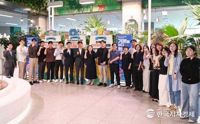 조용익 부천시장(왼쪽에서 8번째)이 ‘혁신·적극행정 우수사례 전시회’를 둘러본 뒤 직원들과 기념 촬영을 하고 있다.