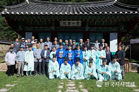 김동근 시장이 10월 15일 문열공 박태보 추향제에서 반남박씨 종중들과 기념사진을 찍고 있다.