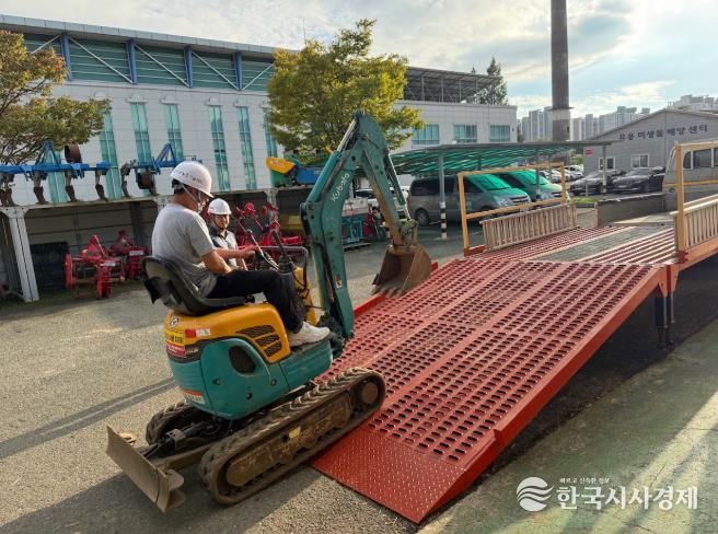 농기계 사용 교육 중인 모습
