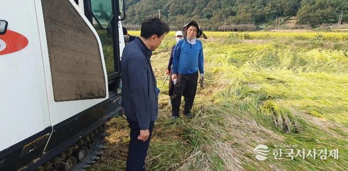 지난 13일 오명종 성전면장이 벼 수확 현장을 방문해 농민의 의견을 청취하고 있다.