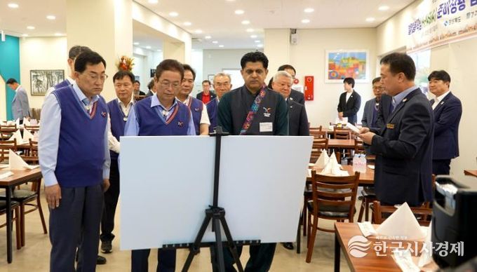 주낙영 경주시장(왼쪽 첫 번째)이 15일 하이아시아 경주점에서 할랄음식점 운영 점검을 하고 있다