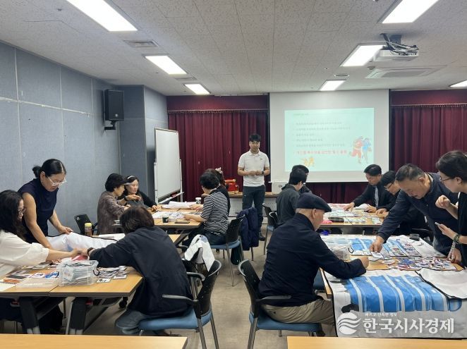 16일 천안축구센터에서 열린 재난대비 워크숍에 참여한 시민들이 생존 배낭 꾸리기 체험을 하고 있다.