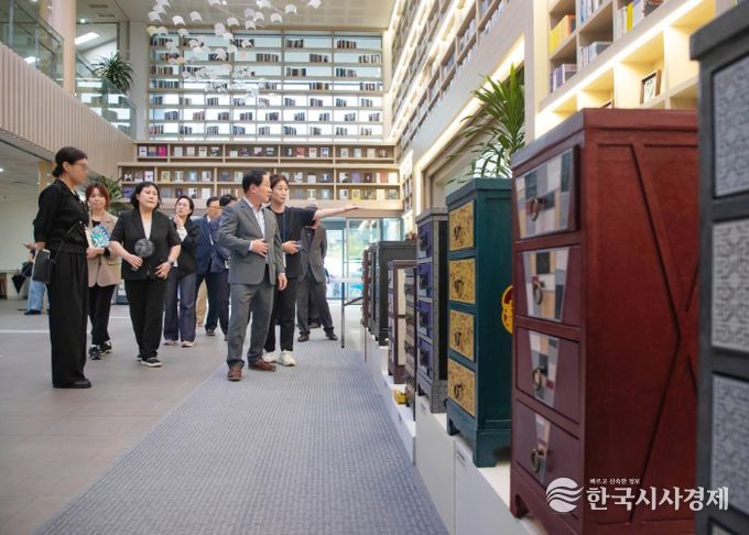 주광덕 남양주시장이 전시작품을 관람하고 있다.