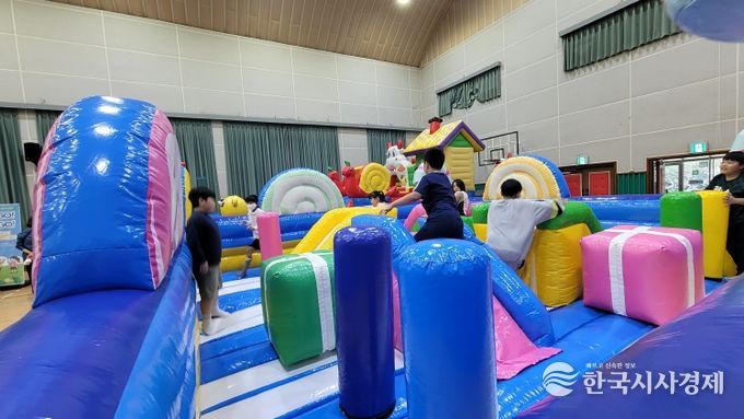 어린이들이 체험을 하고 있는 모습