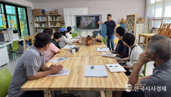 지난 9월 울산마을교육공동체거점센터 '마을살이 학교'에 참여한 학생들이 레저용 로우보트 만들기에 참여했다.