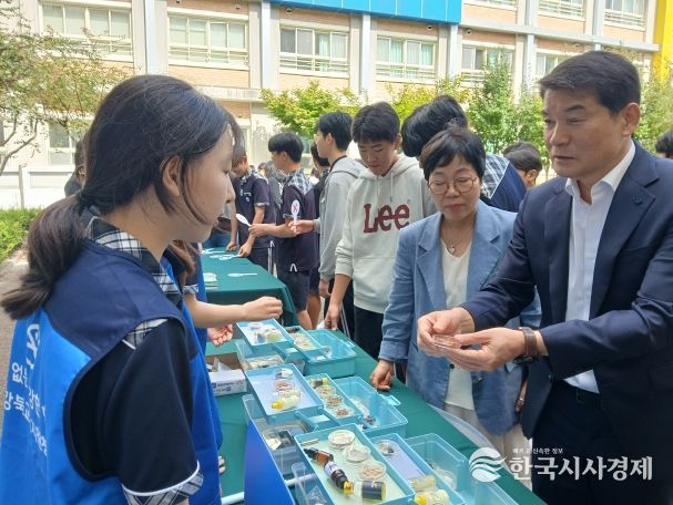 강북교육지원청 한성기 교육장이 15일 달천중학교에서 열린 마약 예방 홍보 활동에 참여했다.