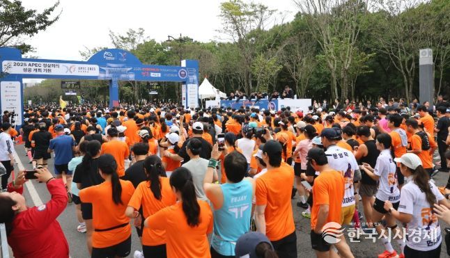 18일 오전 경주시민운동장에서 열린 ‘동아일보 2025 경주국제마라톤대회’ 출발 신호와 함께 참가자들이 힘차게 출발하고 있다