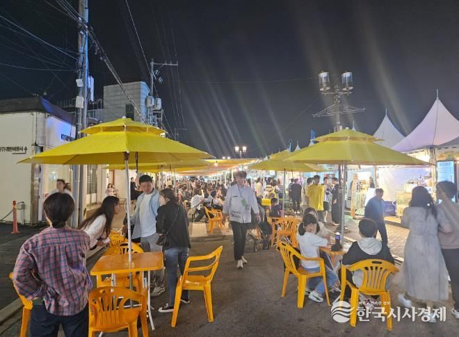 2024 황금카니발 맥주페스티벌(맥주와 먹거리를 즐기는 방문객들의 모습)