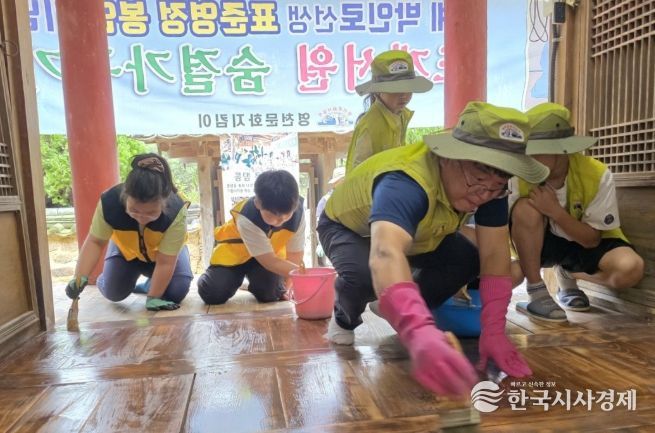 지난 19일 영천문화지킴이가 북안면 도계서원에서 시민과 함께하는 전통 기름칠 ‘콩댐’ 활동을 펼쳤다.