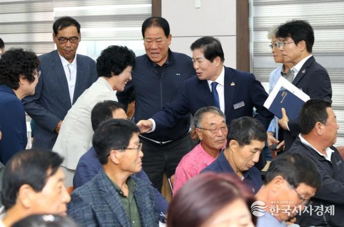 공영민 고흥군수, 군정 현안·주민 소통, 좋아요! (1) -공영민 고흥군수가 지난 10월 16일 도화면사무소에서 열린 이장·부녀회장 연석회의에 참석해 인사하며 소통하고 있다